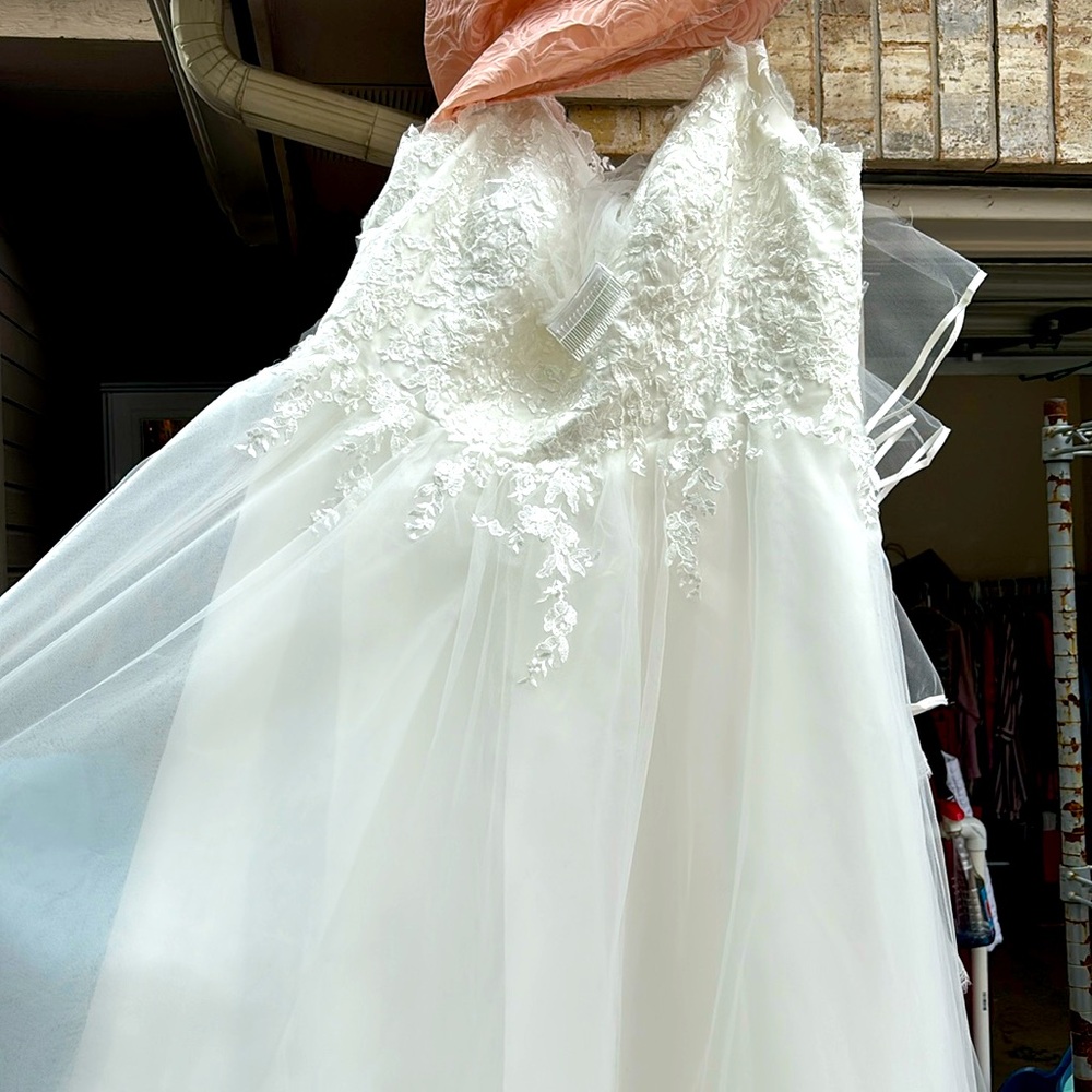 NWOT Wedding dress w/veil